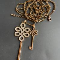 collana con doppio ciondolo a forma di chiave 