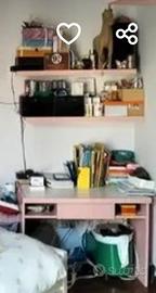 scrivania bianca e rosa e mensole