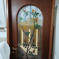 Porte in legno complete di maniglie e cornici.