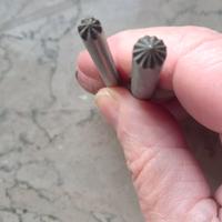Rari punzoni per sigilli e occhielli a fiore
