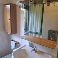 Bagno completo con mobili in legno