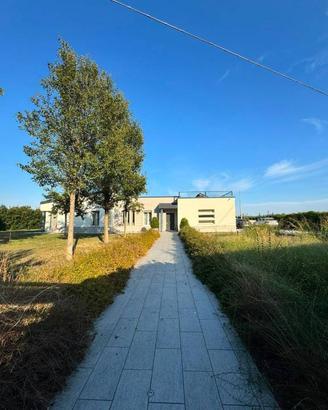 Villa di 220 m² con più di 5 locali e box auto a Z