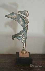 Statua bronzo e marmo del Bybloscar night  wave