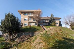 Appartamento di 265 m² con più di 5 locali e box a