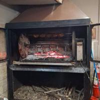Forno a legna con girarrosto