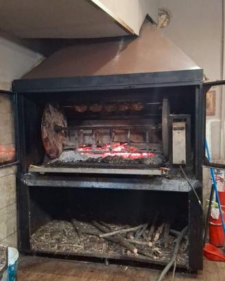 Forno a legna con girarrosto