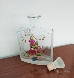 Bottiglia con decorazioni in rilievo su vetro