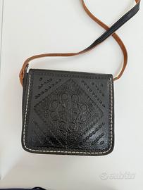 Borsa nera in vera pelle dal Marocco