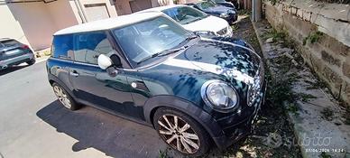 mini Cooper D anno 2010 . 