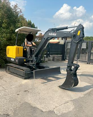 E236 - Escavatore 30 q Hanix