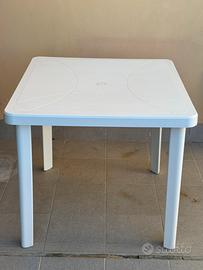 Tavolo quadrato bianco da giardino