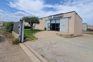 Capannone su due livelli con ampia corte