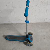 monopattino a tre ruote con luci 