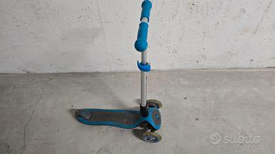 monopattino a tre ruote con luci 