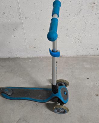 monopattino a tre ruote con luci 