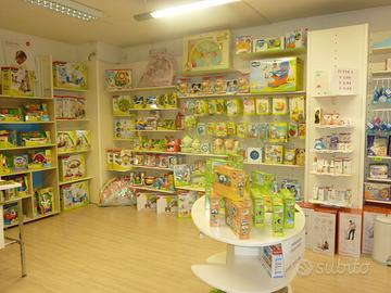 ARREDAMENTO DI NEGOZIO DISMESSO