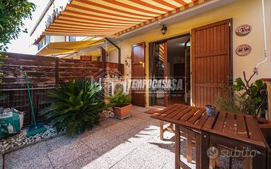 Soluzione terratetto con cortile privato e garage.