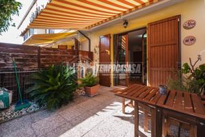 Soluzione terratetto con cortile privato e garage.