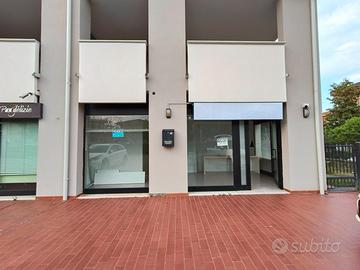 UFFICIO / NEGOZIO SIRMIONE con portico esclu