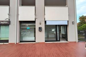 UFFICIO / NEGOZIO SIRMIONE con portico esclu