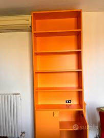 Libreria cameretta arancione
