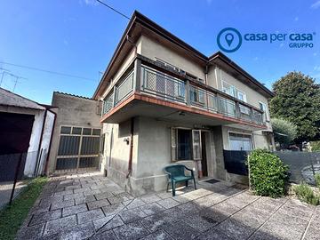 Bifamiliare con giardino e garage vicino al centro