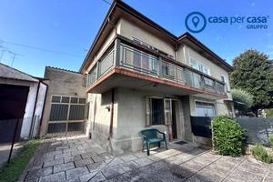 Bifamiliare con giardino e garage vicino al centro
