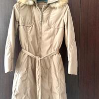 Piumino con cappuccio di color beige