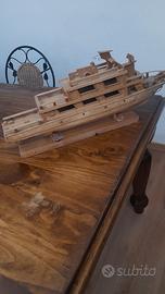modello artigianale in legno di una grande barca