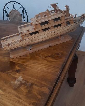 modello artigianale in legno di una grande barca