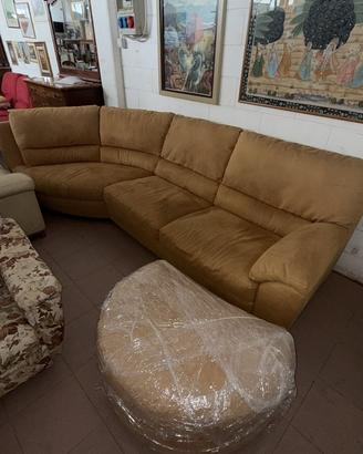 divano angolare gialloocra con pouf utsukushii