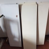 Scaffali in legno con supporti