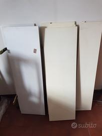 Scaffali in legno con supporti