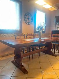cucina in legno massello con tavolo e sedie