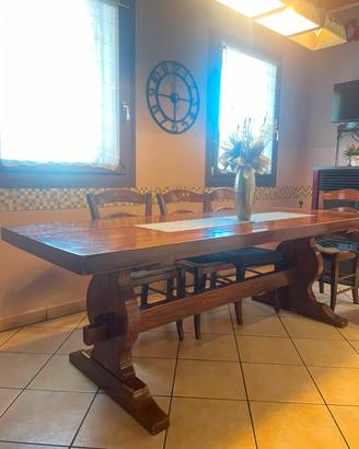 cucina in legno massello con tavolo e sedie