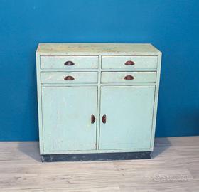 Credenza in stile industriale
