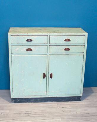 Credenza in stile industriale