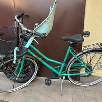 Bicicletta da donna con seggiolino