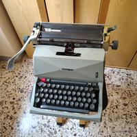 macchina da scrivere Olivetti 82
