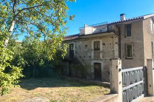 porzione casolare con terreno annessoo