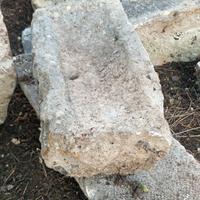 lavandino antico in pietra