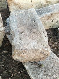 lavandino antico in pietra