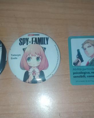 Specchietto, apri bottiglie e tessera Spy family