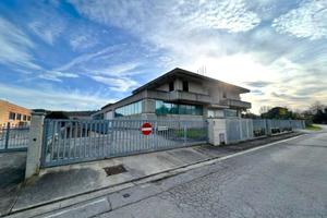 CAPANNONE con AMPIA CORTE PERIMETRALE