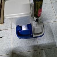 Distributore cibo e acqua