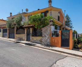 Graziosa caposchiera trilivelli con giardino