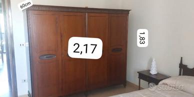 Armadio di legno color scuro