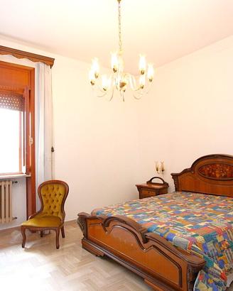 Ampia villa su strada principale