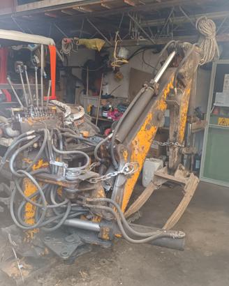 Escavatore trattore