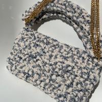 Borsa bianca e jeans all’uncinetto